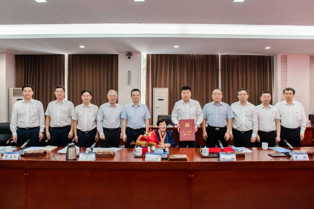 中南大学举行“致敬‘七一勋章’楷模 汲取奋进先锋力量”主题座谈会